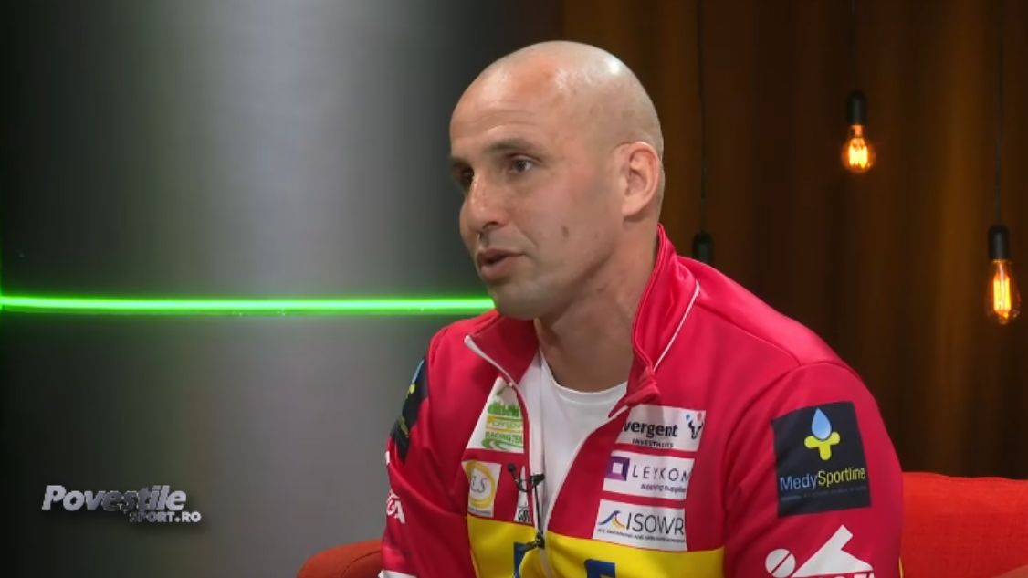 Plătește bani grei ca să înoate noaptea, deasupra rechinilor, în Hawaii. Costurile aventurilor incredibile ale înotătorului Paul Georgescu