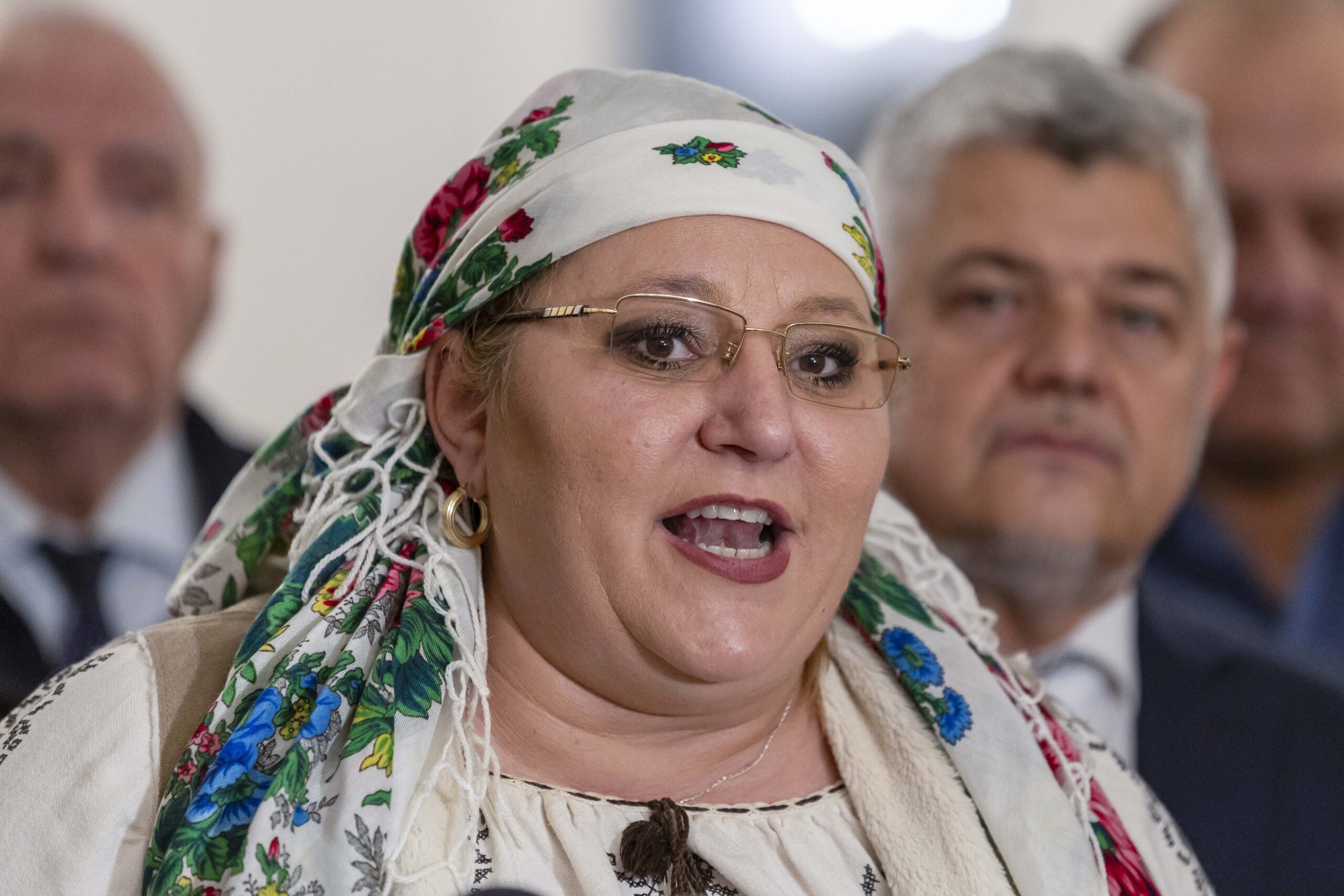 VIDEO Diana Șoșoacă a năvălit în biroul unui judecător CCR: „Demisia și la pușcărie!”. Șefa SOS România a venit să ceară socoteală pentru blocarea candidaturii sale