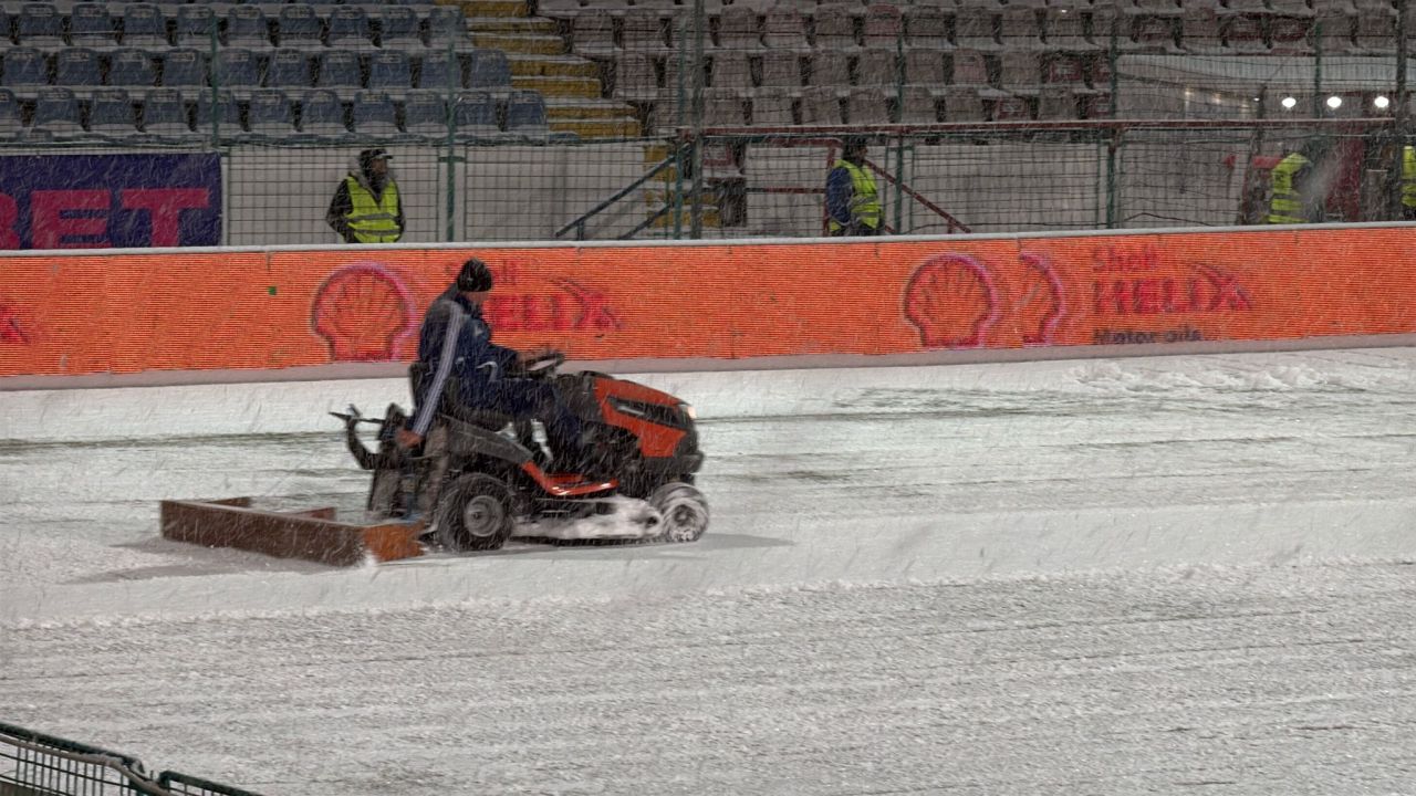 Ca-n epoca de piatră: la Buzău, zăpada e dată la o parte cu niște metode primitive. Imagini de noaptea minții!