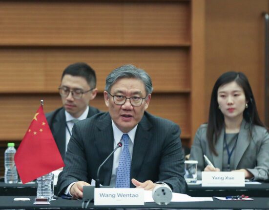 China sugerează că s-a înțeles cu Japonia și Coreea de Sud să răspundă împreună taxelor vamale decise de Trump. Reacție imediată de la Tokyo