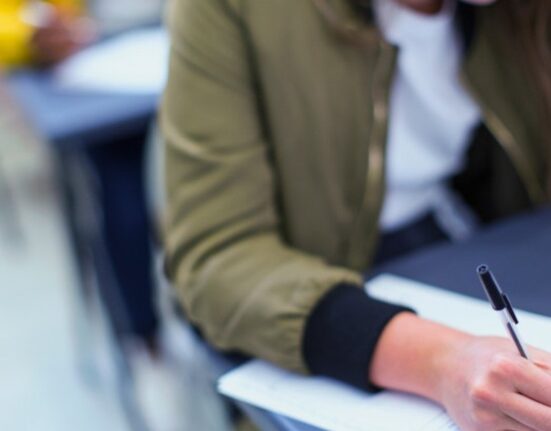 „Perle” la simularea de la Evaluarea Națională. „Autorul se ia de soare, că de ce l-a supărat?”