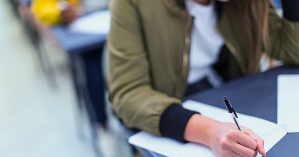 „Perle” la simularea de la Evaluarea Națională. „Autorul se ia de soare, că de ce l-a supărat?”