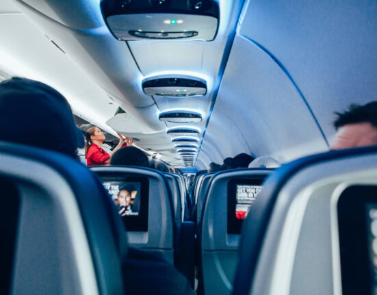 Ce se află în geanta unei stewardese