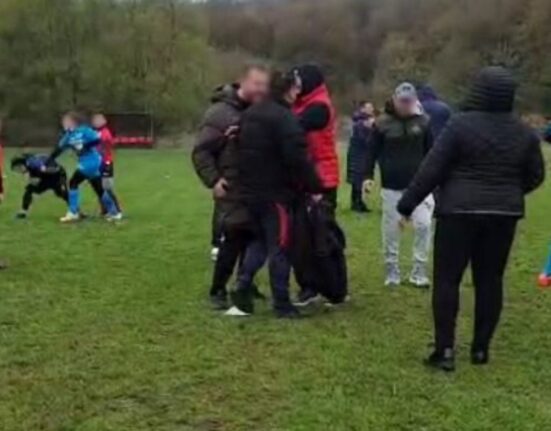 Scene ȘOCANTE la un meci de fotbal din România » Jucătoare bătută de mama unui adversar chiar pe teren