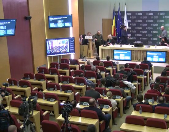 VIDEO Scandal la votul pe bugetul Capitalei / Ședința, suspendată temporar, după ce un bărbat a început să strige „Bugetul pe primul loc” și a refuzat să fie evacuat