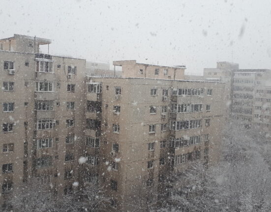 Se răcește brusc în weekend. Lapoviță, vânt puternic și îngheț la sol