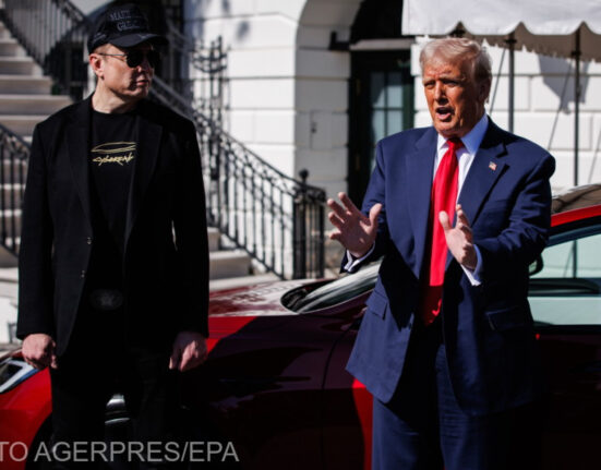 Peste 1.000 de proteste, în SUA și Europa, împotriva lui Trump și Musk / „Feministe pentru libertate”, „Deportați-l pe Musk”