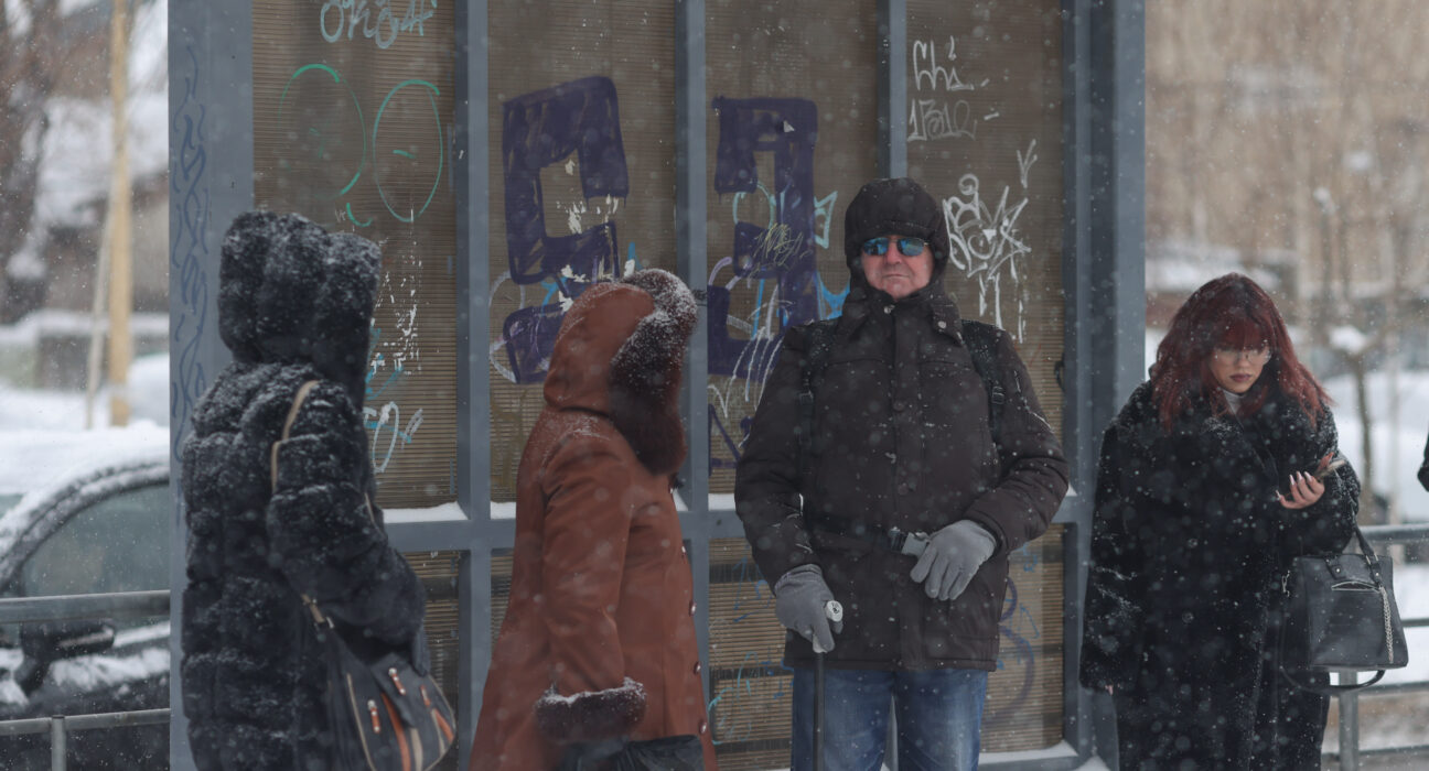 Ninge în București. Alerta de vreme rea se prelungește. Urmează zile cu minime de până la -10 grade / Județele aflate astăzi sub cod galben de viscol