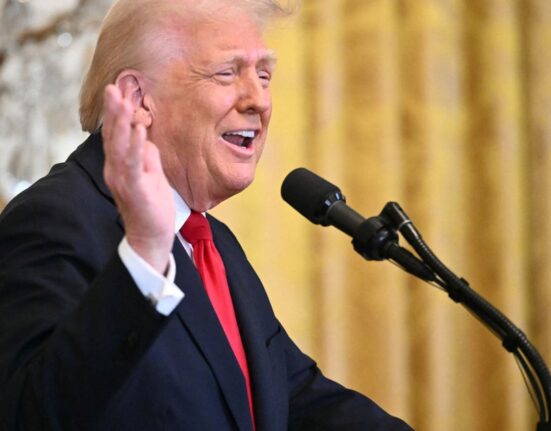 Peste 50 de țări cer negocieri cu SUA pe tema noilor taxe vamale, susține Casa Albă. UE se pregătește să riposteze