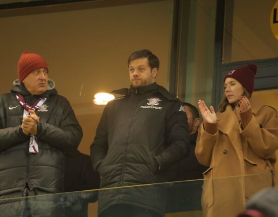 TIRADĂ fără precedent la adresa acționarul Rapidului: „Colaborator al Securității! Vine ăsta, cu pantalonii ăia lăsați și ne amenință. Tata îl alerga pe șine”