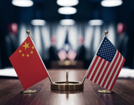 SUA pune tunurile pe China. Noile taxe vamale impuse de Trump vor crește miercuri la 104%