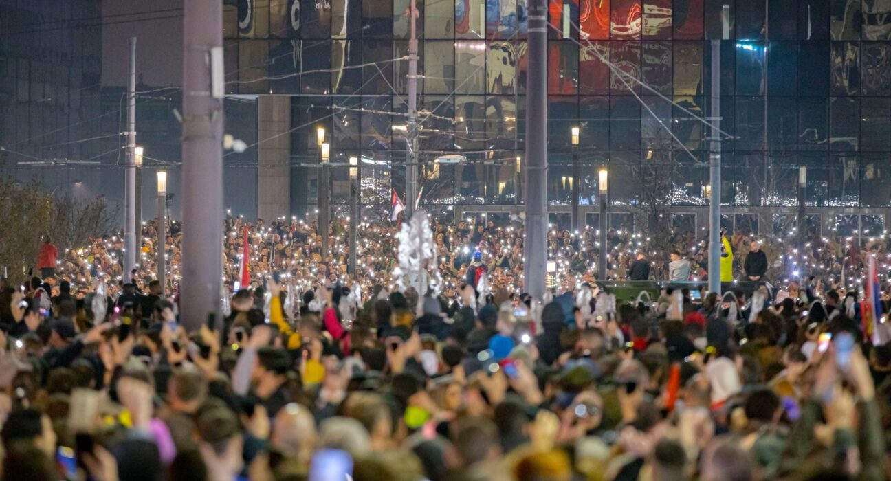 Sute de mii de sârbi cer ONU să investigheze folosirea unui tun acustic la protestele din Belgrad