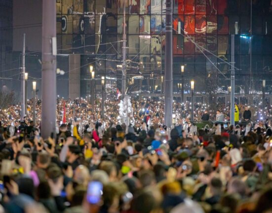 Sute de mii de sârbi cer ONU să investigheze folosirea unui tun acustic la protestele din Belgrad