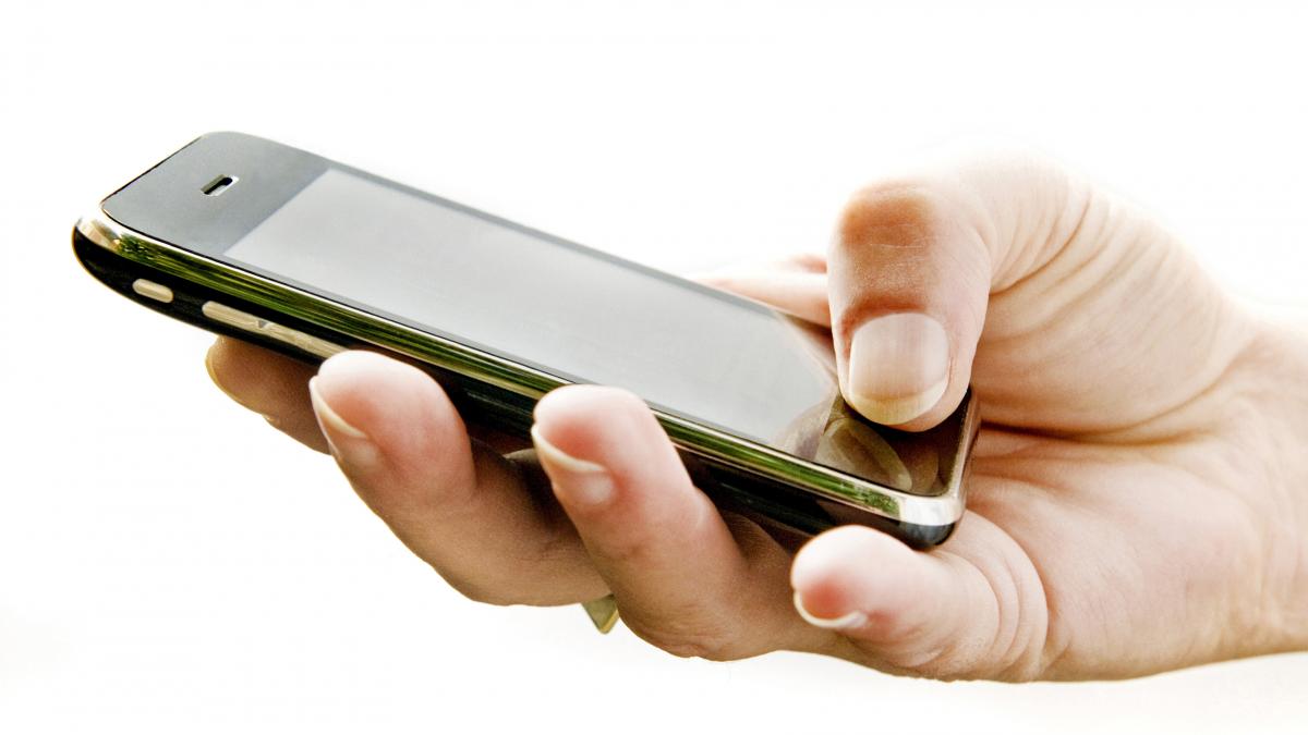 Peste 90% dintre școlile din Anglia interzic folosirea telefoanelor mobile