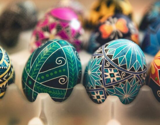 Cum să faci decorațiuni de Paște simple și naturale