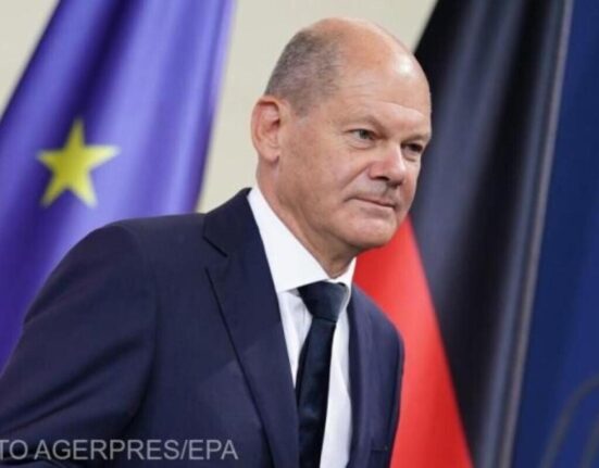 Amendat pentru un gest „afectuos”. Sub influența drogurilor, i-a strâns mâna și l-a îmbrățișat pe Olaf Scholz: Amendă de 4.500 de euro