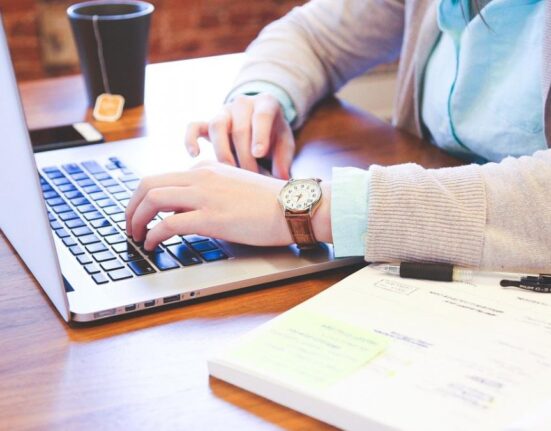 Schimbări UE la transferurile bancare. Cât de repede ajung banii în contul beneficiarului