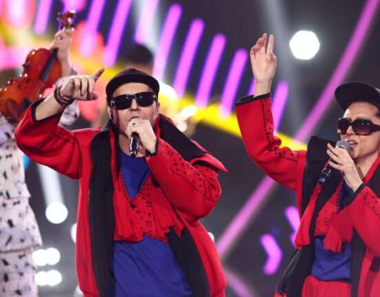 Distracția atinge cote înalte, sâmbătă, la Te cunosc de undeva! . Doinița și Capet vor interpreta una dintre piesele trupei Zdob și Zdub!