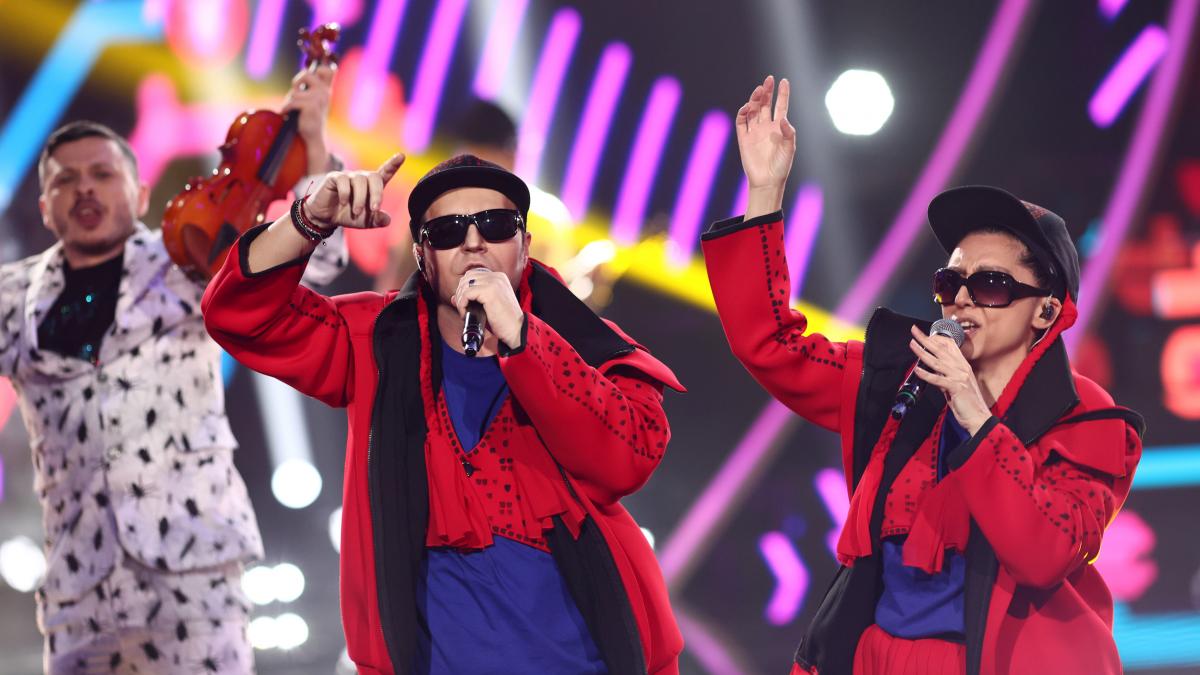 Distracția atinge cote înalte, sâmbătă, la Te cunosc de undeva! . Doinița și Capet vor interpreta una dintre piesele trupei Zdob și Zdub!