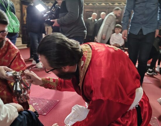 Momentul emoționant al spălării picioarelor din Joia Mare, la Arhiepiscopia Dunări de Jos. Tradiție veche de 2.000 de ani