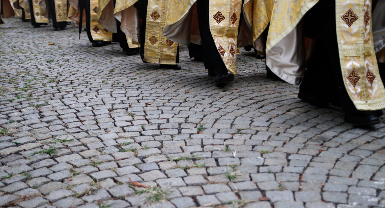 Un fenomen mondial: mulți oameni renunță la religia în care au crescut. Sondajele făcute în 36 de țări arată că creștinismul și budismul au cele mai mari pierderi