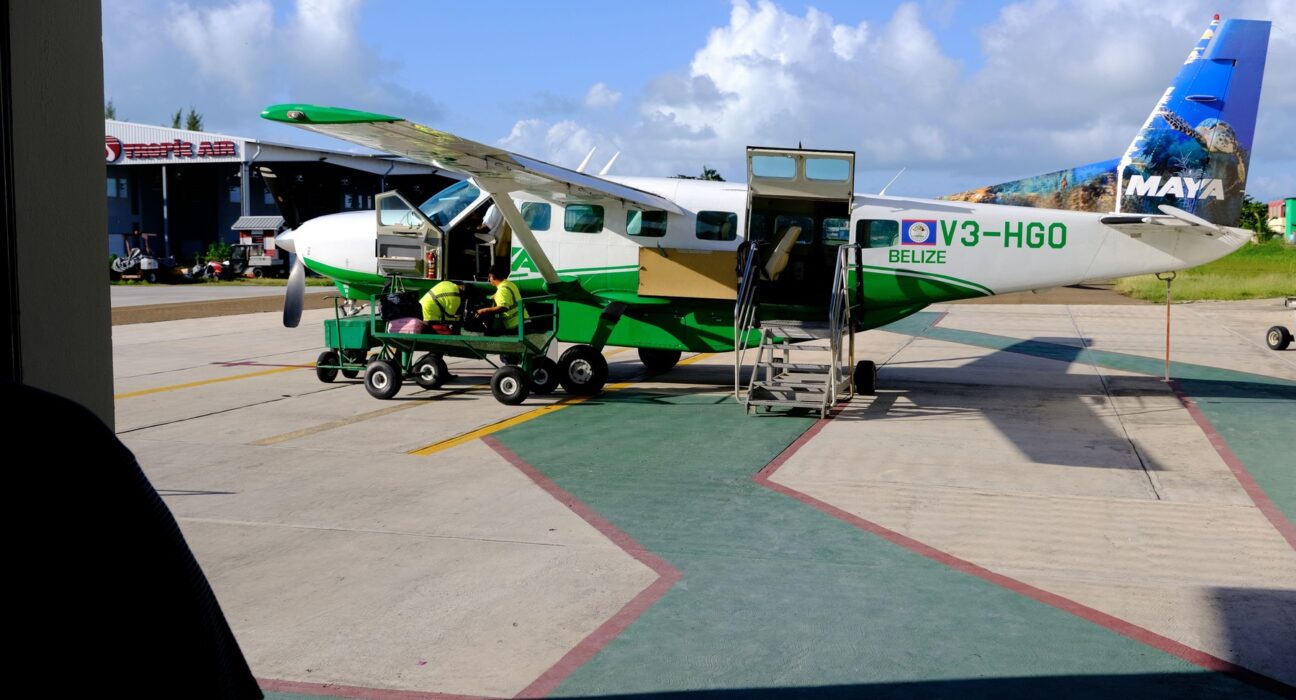 Un american a urcat la bordul unui avion înarmat cu un cuțit, iar apoi a cerut mai mult combustibil pentru aeronavă. Ce a urmat