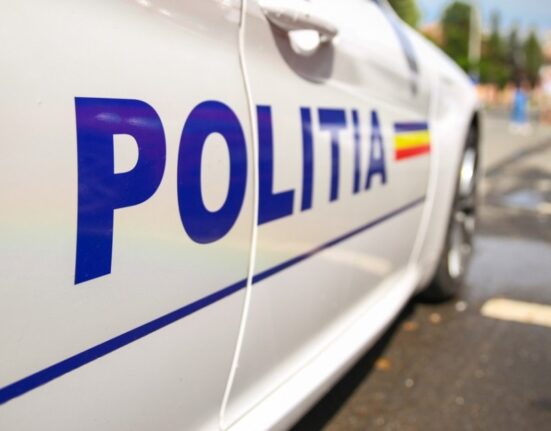 O șoferiță beată din Bistrița s-a răsturnat cu mașina, după ce a lovit două autoturisme parcate