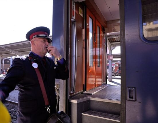 Un mecanic de tren a plecat din Stația Bușteni fără controlor și mai mulți pasageri. Când și-a dat seama