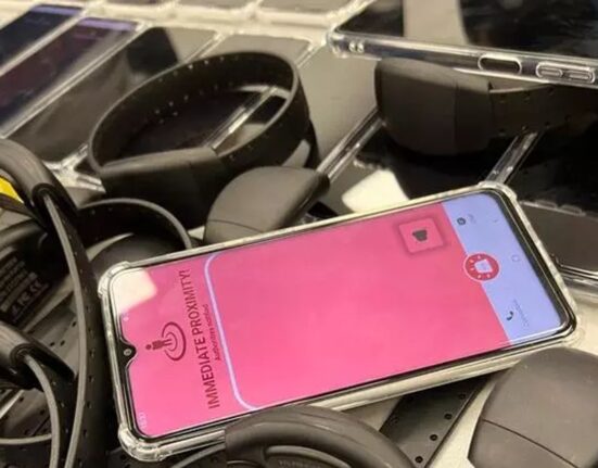 Un bărbat din Bacău a vândut cu 150 de lei telefonul de la brățara electronică cu care era monitorizat de poliție