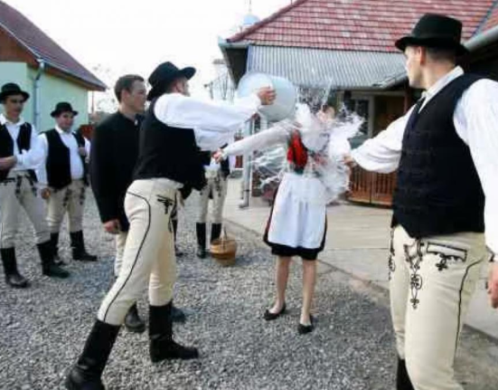 Tradiția stropitului cu parfum de Paște: De ce se practică în Ardeal și ce simbolizează