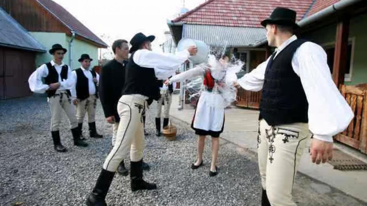 Tradiția stropitului cu parfum de Paște: De ce se practică în Ardeal și ce simbolizează