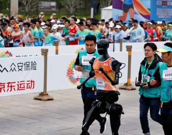 Roboți umanoizi au concurat, în premieră, împotriva oamenilor, la un semimaraton din China