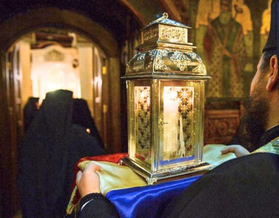 Sfânta Lumină, adusă de la Ierusalim în această seară. Ora la care va ajunge la Catedrala Patriarhală