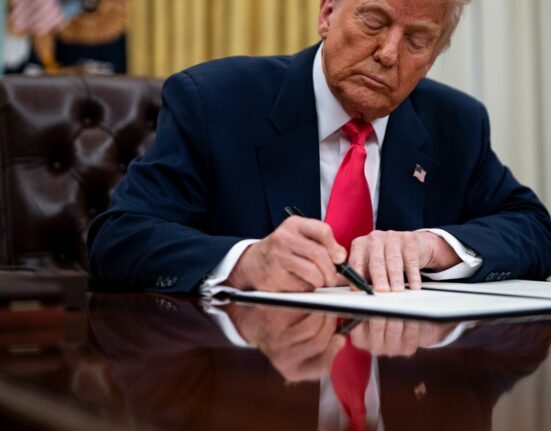 Trump contrazice știința modernă și acuză Institutul Smithsonian de „îndoctrinare ideologică”