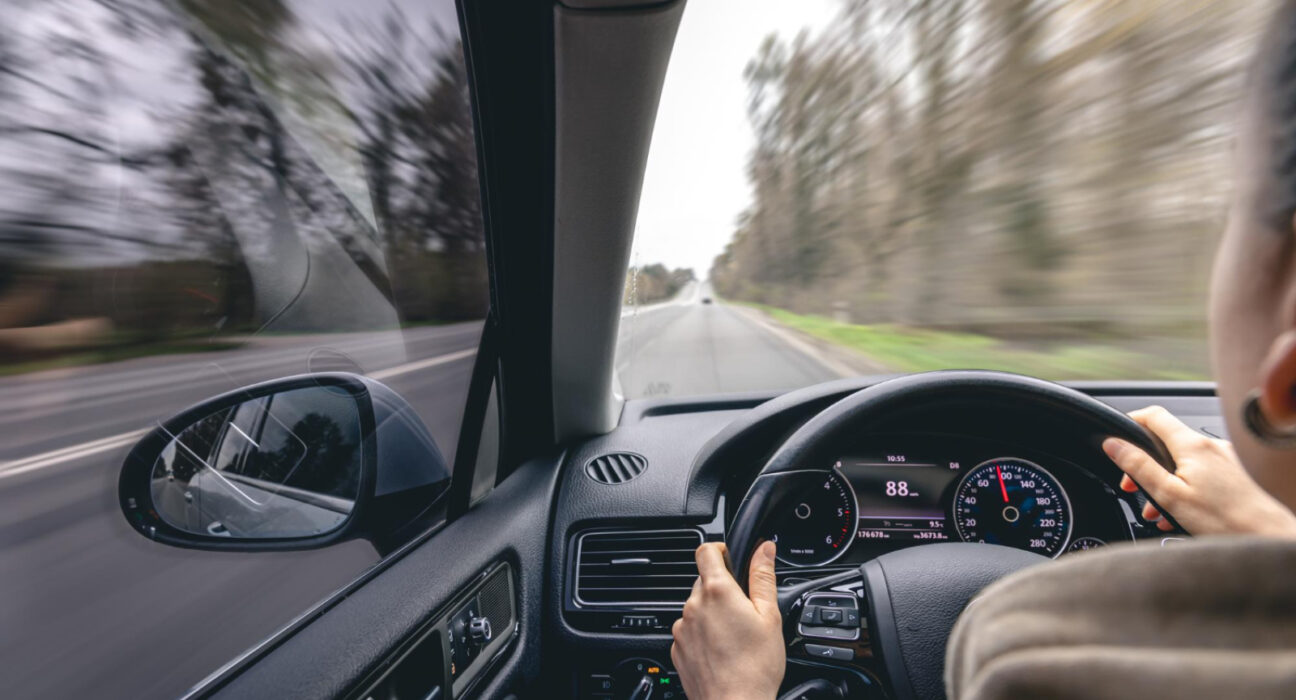 Manevra în cazul căreia regulile de circulaţie se bat cap în cap, dar care e foarte periculoasă la viteze mari