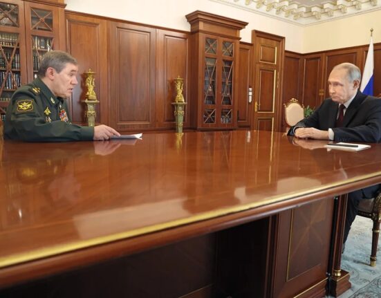 Armistițiul de Paște – Un ziarist rus din Moscova, prezent la fața locului, l-a ironizat pe Putin, spunând că ”poate” a ajuns chiar la starea de om