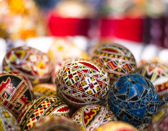 Paște 2025 – Iepurele, focul din vatră și apa Sâmbetei. Credințe și tradiții pascale românești