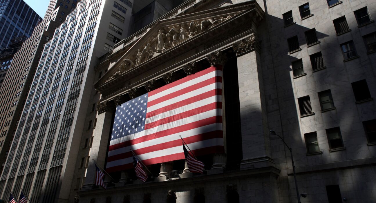 Cum ocolesc bancherii și investitorii efectul tarifelor lui Trump în mega-tranzacții