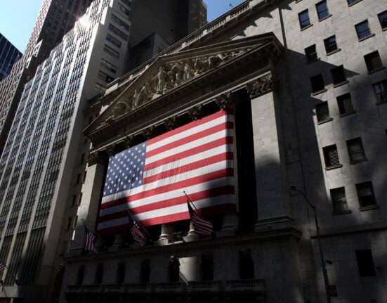 Cum ocolesc bancherii și investitorii efectul tarifelor lui Trump în mega-tranzacții