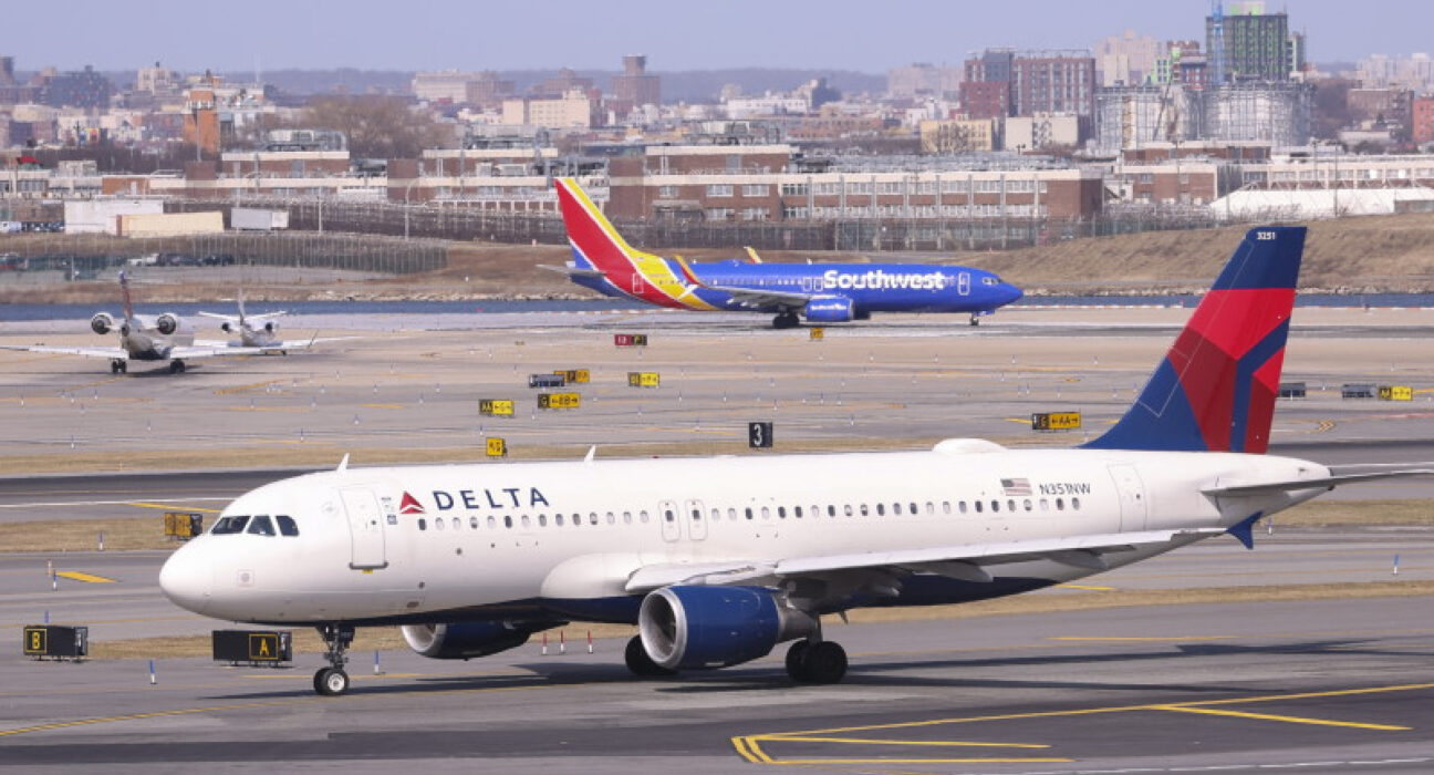 Un avion cu aproape 300 de pasageri, evacuat în Florida. Motorul a luat foc înainte de decolare