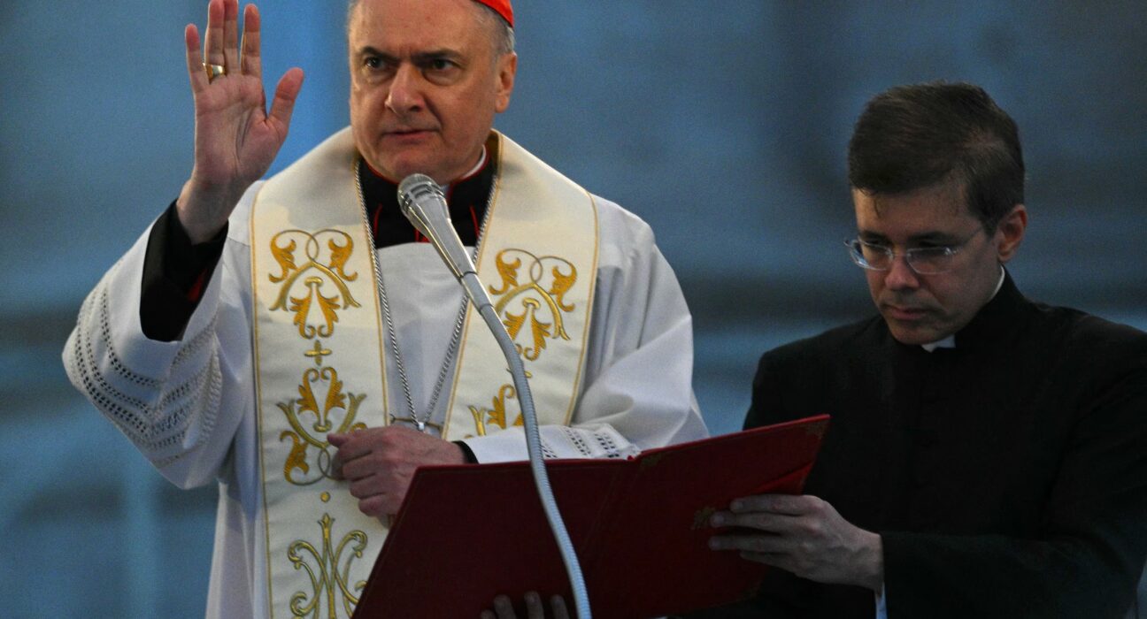 Cardinalii se întâlnesc pentru a planifica funeraliile Papei Francisc. Moartea sa subită a pus în mişcare ritualuri străvechi
