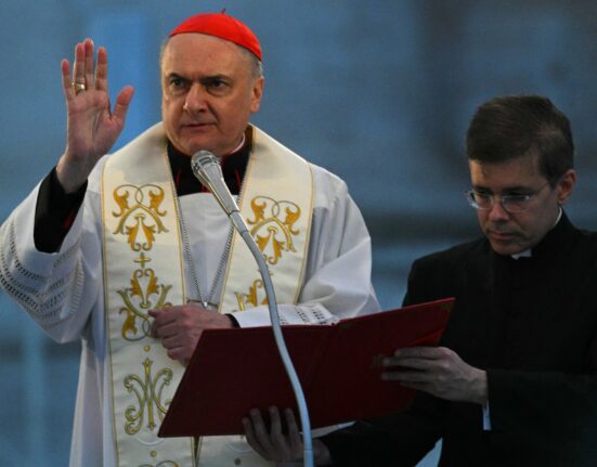 Cardinalii se întâlnesc pentru a planifica funeraliile Papei Francisc. Moartea sa subită a pus în mişcare ritualuri străvechi