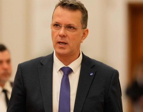 Lider USR, care a dat în judecată BEC pentru eliminarea postărilor ilegale, întreba SRI ce măsuri a luat statul pentru a elimina postările unor rivali din campanie