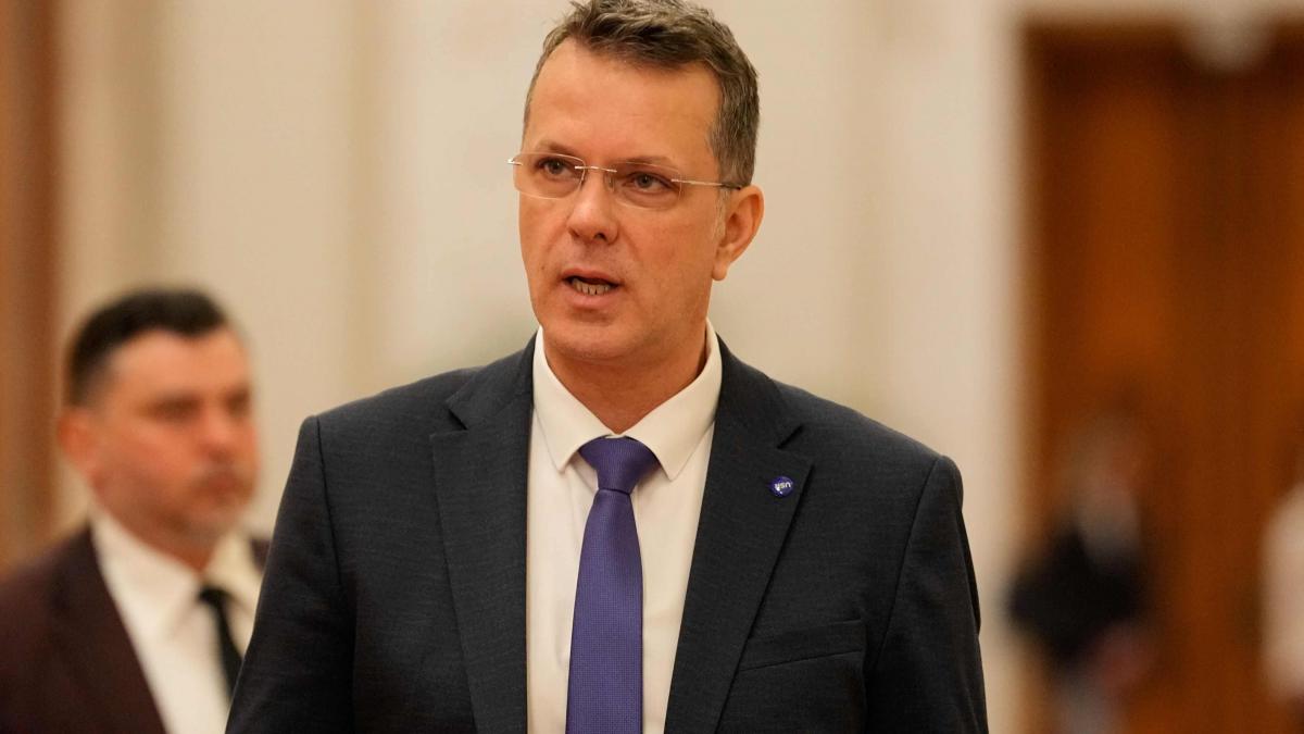 Lider USR, care a dat în judecată BEC pentru eliminarea postărilor ilegale, întreba SRI ce măsuri a luat statul pentru a elimina postările unor rivali din campanie