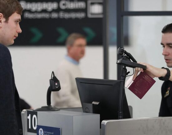 Cum să vă protejați de perchezițiile telefonice, la intrarea în SUA. Ghid de călătorie