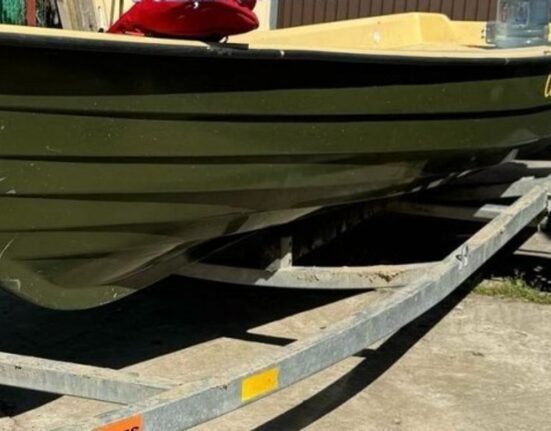 Un bărbat a intrat cu o ambarcaţiune condusă ilegal într-o geamandură, pe Dunăre. Două tinere au fost rănite