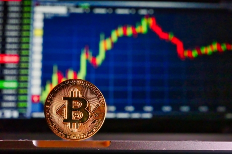 De ce a ‘explodat’ moneda Bitcoin? Analist: ‘Ar putea să atingă un maxim de 200.000 de dolari în acest an!’