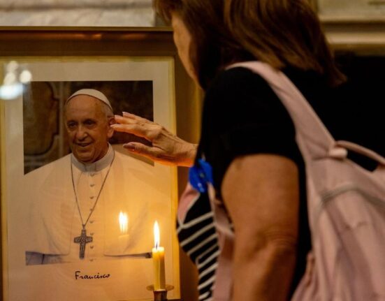 Guvernul declară sâmbătă zi de doliu naţional în memoria Papei Francisc