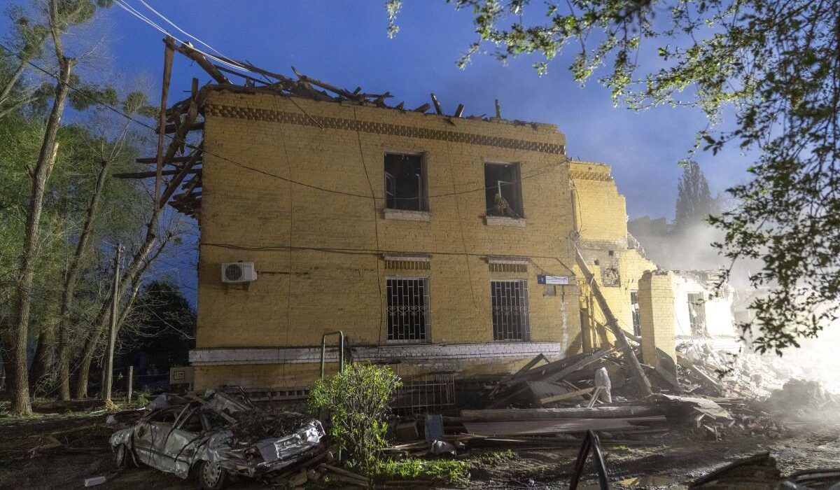 Bani și case pentru tinerii ucraineni dispuși să lupte în războiul cu Rusia