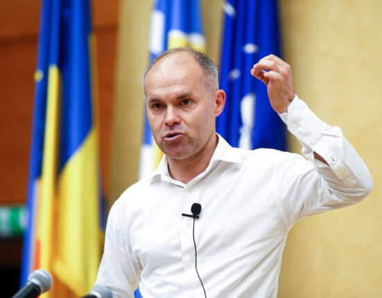 Daniel Funeriu le răspunde intelectualilor care îl susțin pe Nicușor Dan: „Ați abandonat Piața Universității pentru o bulă de sondaj”